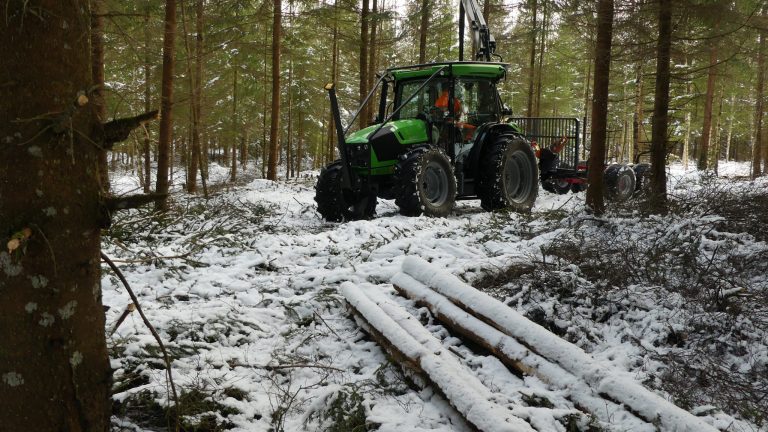 Deutz-Fahr 5090G in thinning