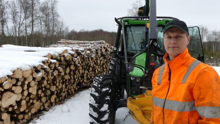 Forest customized Deutz-Fahr 5090G with owner Lars Björk 