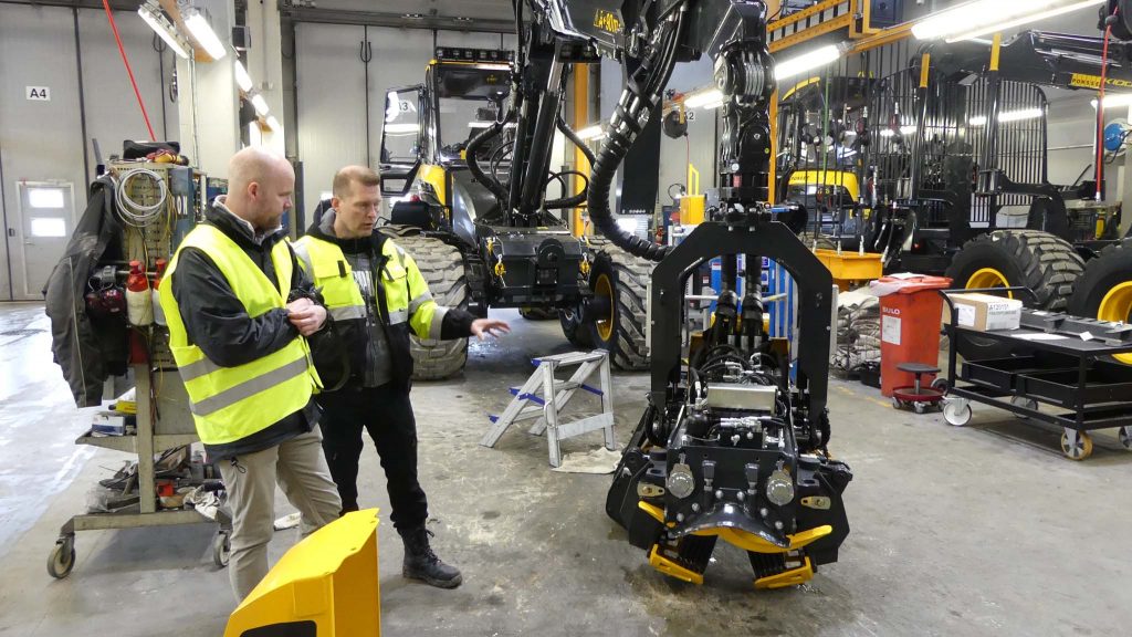 Final check of a harvester head at Ponsse.