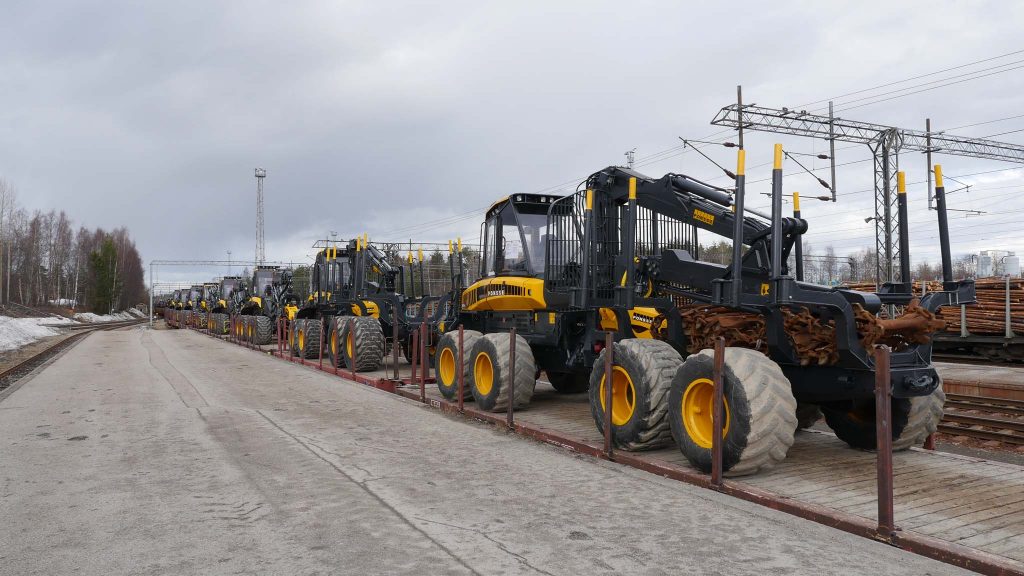 Train delivery at Iisalmi, 19 machines gets shipped to customers.