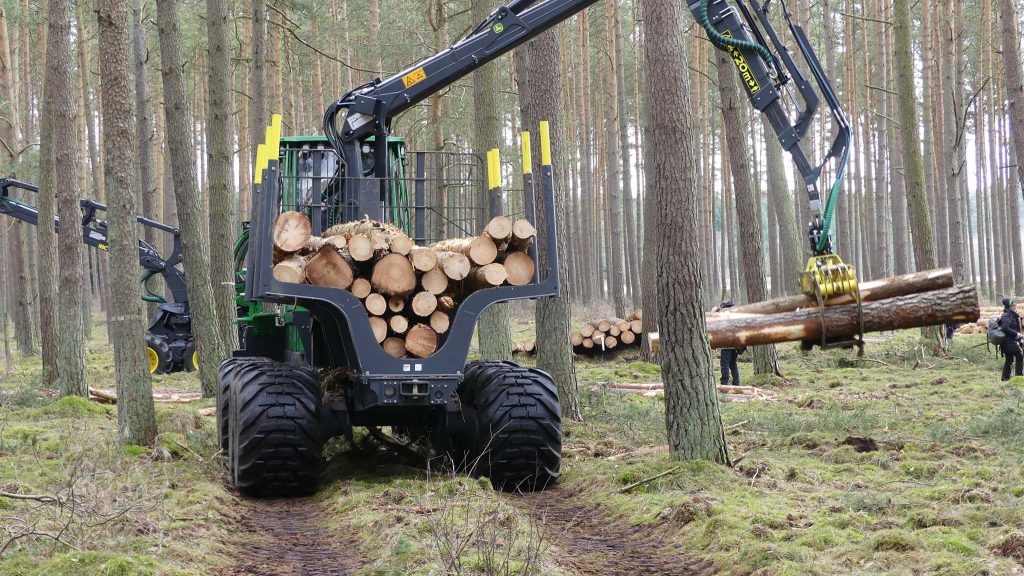 The JD 910G forwarder from the back