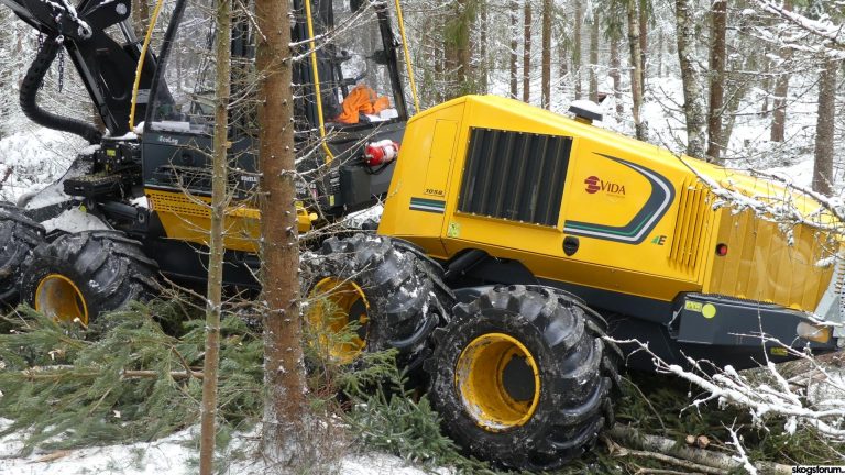 Eco Log 1058 – the first ”yellow Gremo” harvester in action -  NordicWoodJournal