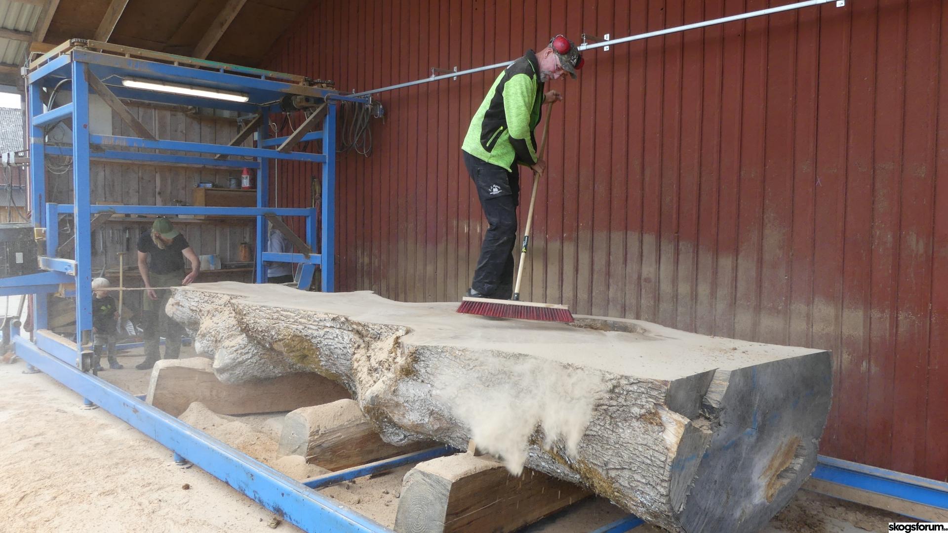 Processing oversized logs with a chainsaw - NordicWoodJournal