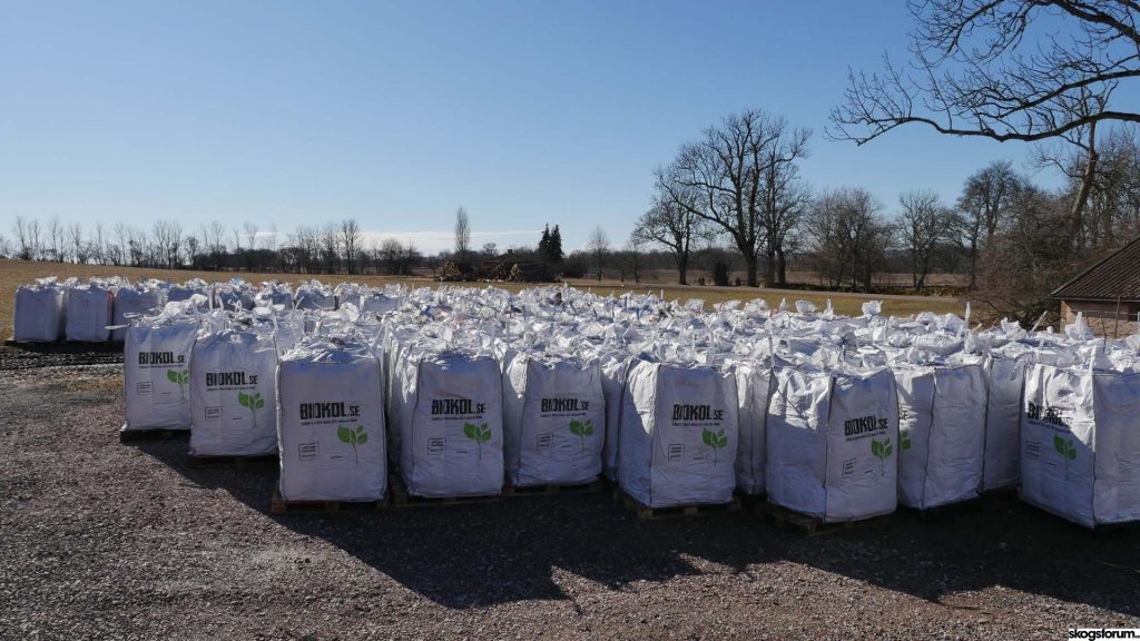 Pioneers on biochar – visit to a biochar production farm ...
