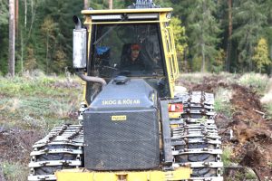 Moving a forest machine